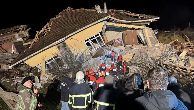 Sinop'ta Feci Heyelan: 3 Ev Yıkıldı, Vatandaşlar Tahliye Ediliyor