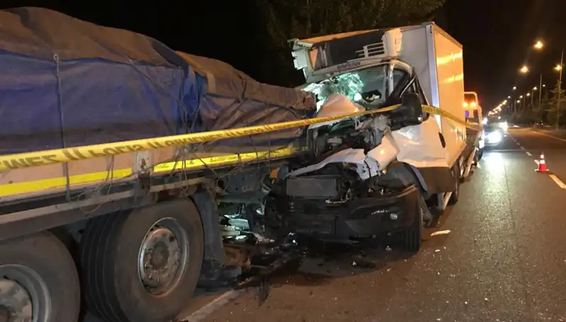 Kamyonet, Park Halindeki Tıra Çarptı: Feci Kaza 1 Ölü, 1 Yaralı