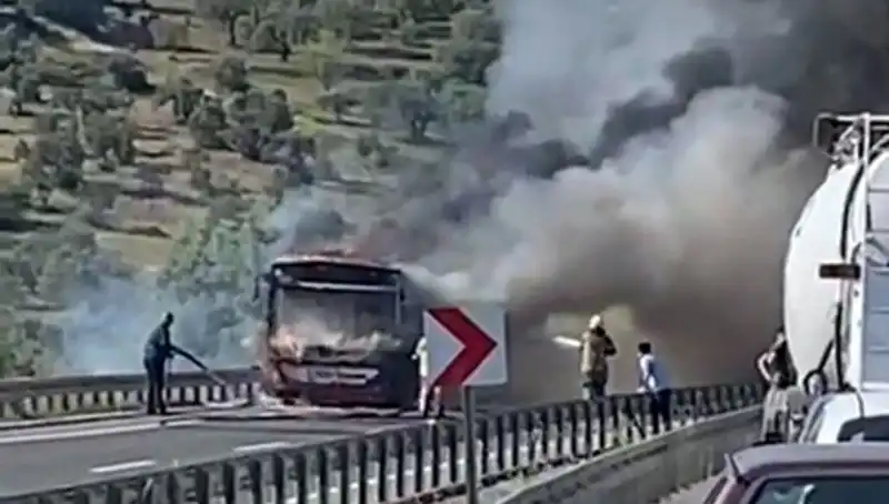 İzmir'de Korkutan Anlar: Belediye Otobüsü Alev Alev Yandı