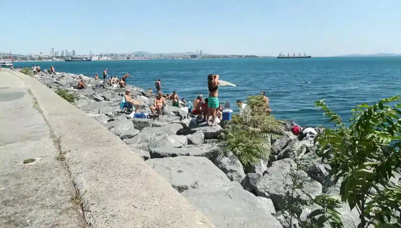 Hava Isındı, İstanbullular Rüzgâr Gibi Sahillere Akın Etti!