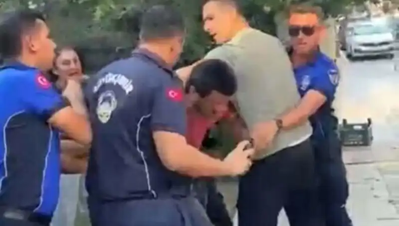 Sokak Ortasında Seyyar Satıcıya Dayak: Olayın Perde Arkası Nedir?