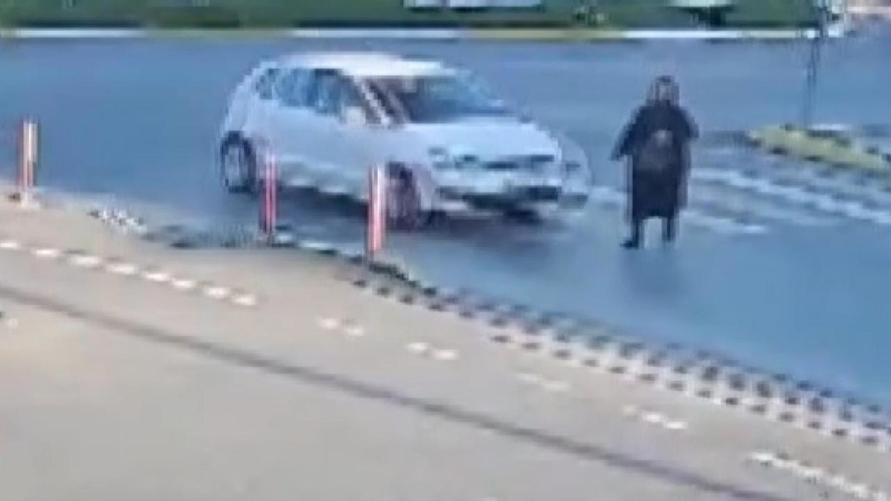 İki Kazayı Ardı Ardına Geçiren Sürücüye Acil Yardım