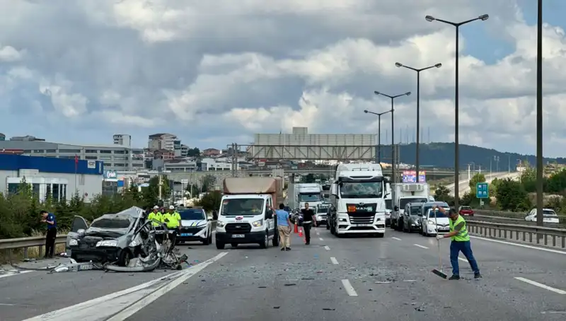 Otoyolda Korkunç Kaza: Üç Kişi Araçta Sıkışarak Kurtarılmayı Bekliyor