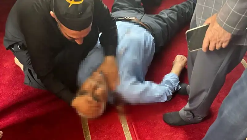 Namazda Bıçaklı Saldırı: Camide Şok Eden Olay!