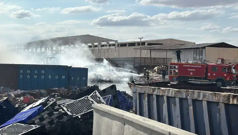 Aksaray'daki Geri Dönüşüm Fabrikasında Gizemli Yangın: Nedenleri ve Sonuçları Nedir?
