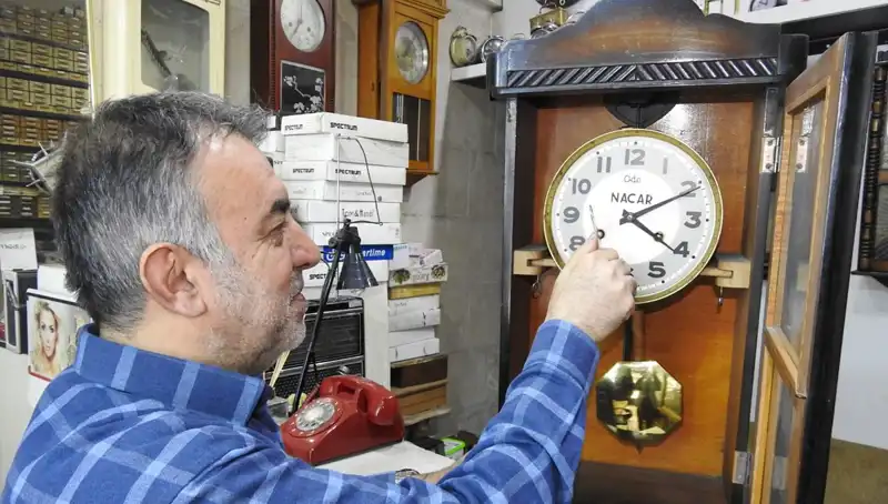 Zamanın Tanığı: Küçük Dükkanında Saat Tamir Eden Usta