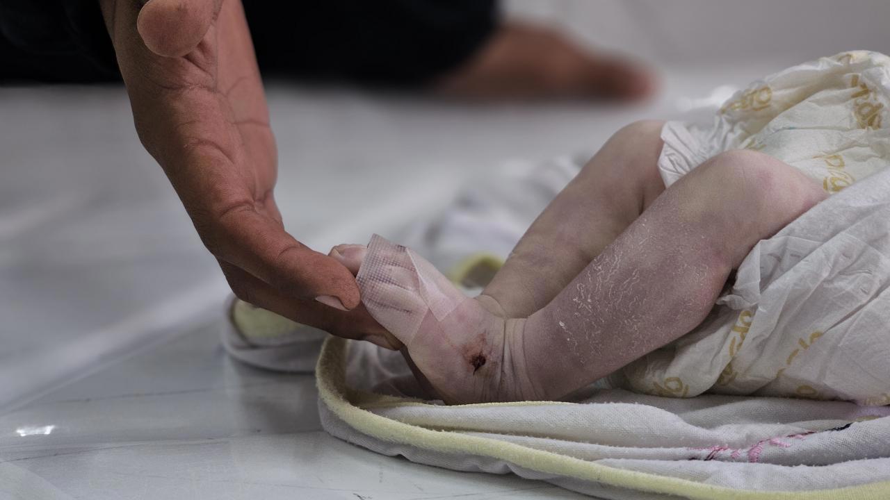 Gazze'de Aileler Çocuklarını Soğuktan Korumak İçin Nöbet Tutuyor