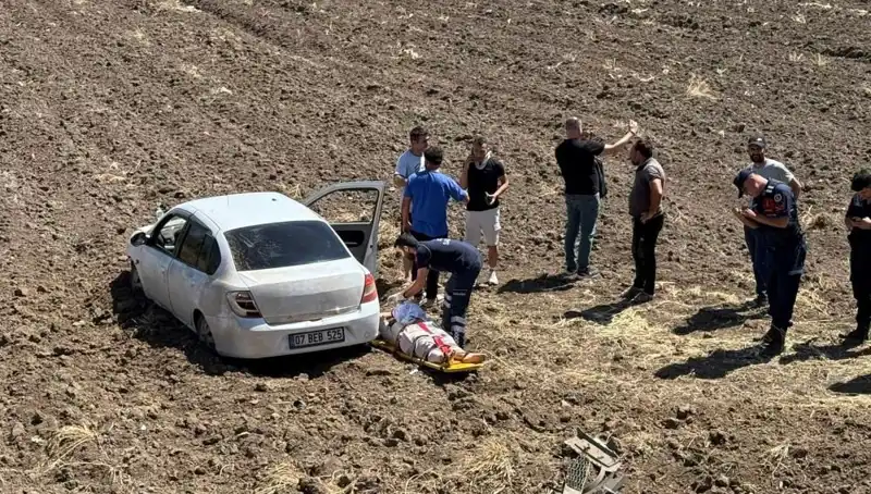 Osmaniye’de Kontrolden Çıkan Otomobil Tarlaya Uçtu: Üç Yaralı Var!