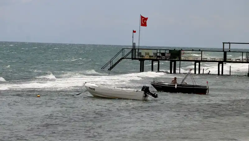 Poyraz Fırtınası Büyüyor: Denize Girişler Yasaklandı!