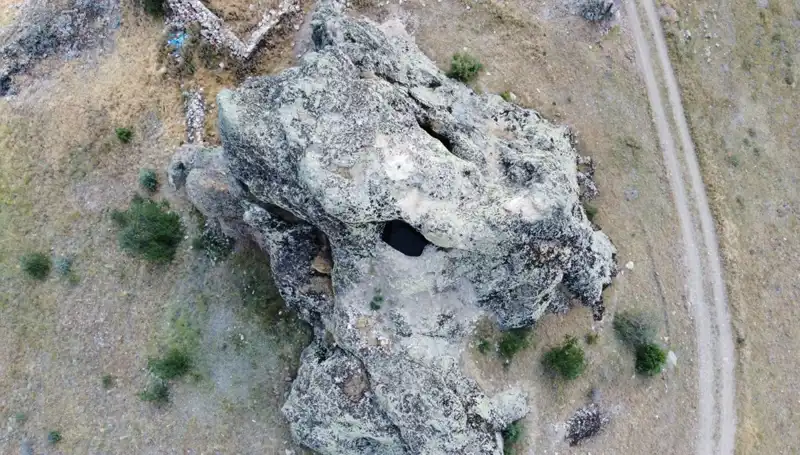 Efsanelerde Yaşayan Gelin Kayası: Merkeze 8 Kilometre Uzaklıkta Bir Doğa Harikası