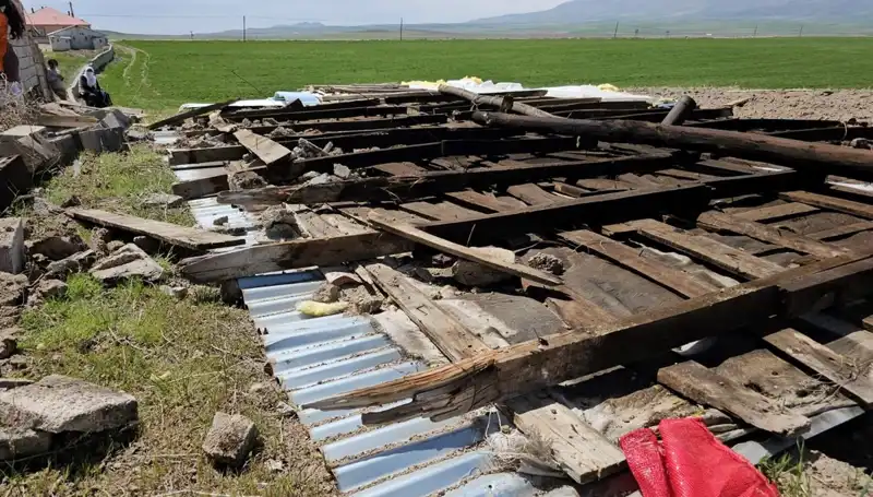 Bitlis'te Fırtına Dhibat Saldırısı: Çatılar Uçtu, Hayat Durdu