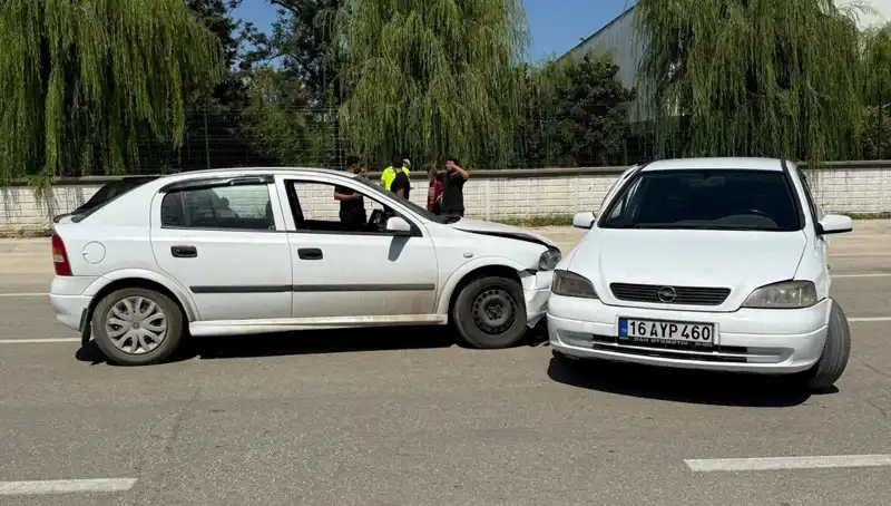 İki Otomobilin Çarpışması Sonucu İki Yaralı: Kaza Anının Detayları