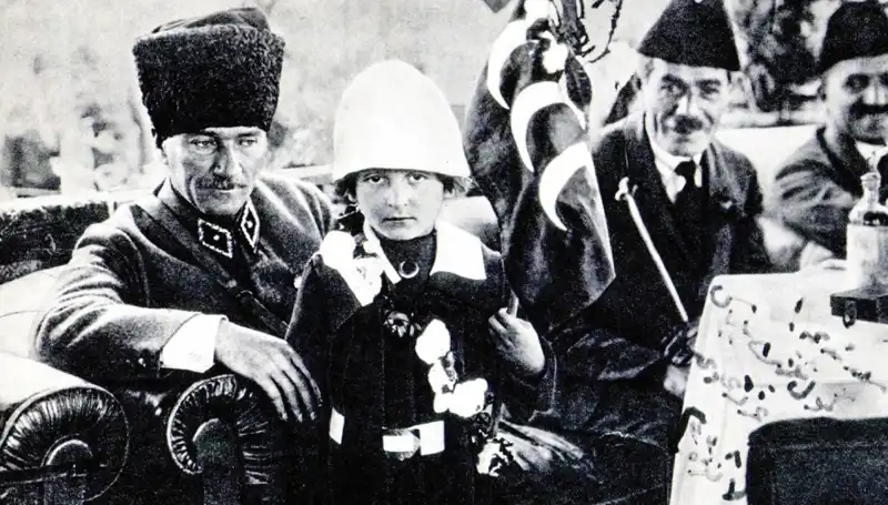 Unutulmaz Fotoğrafın Arkasındaki Hikaye: O Şapkanın Doğuşu