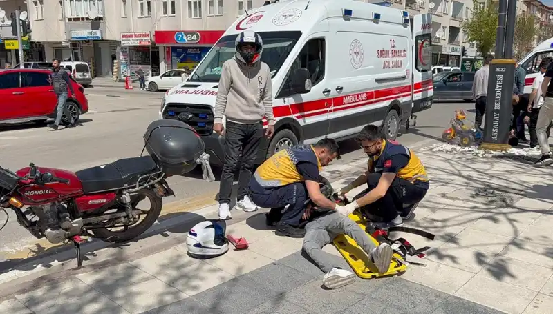 Aksaray’da Motosiklet Kazası: İki Kişi Yaralandı, Olay Anları Kameralarda