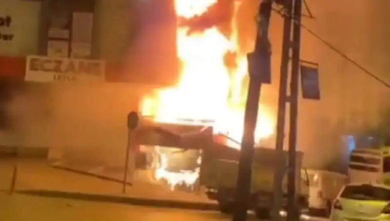 Başakşehir'de İş Merkezinde Korkutan Yangın: Hızla Yayılıyor!
