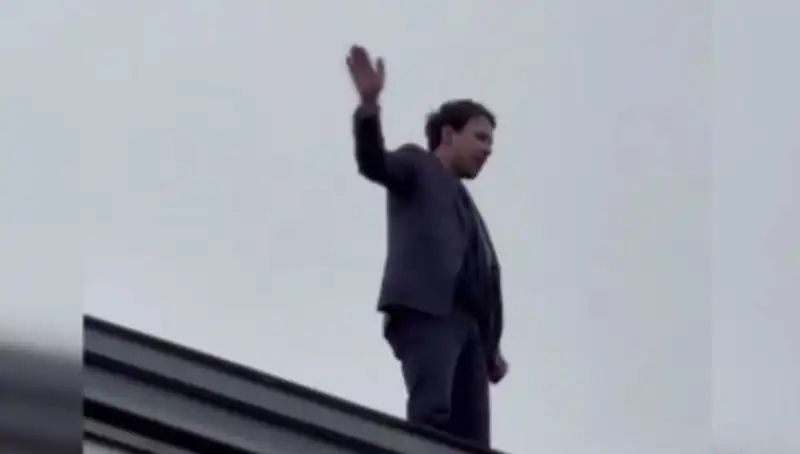 Milletvekili Meclis Çatısında Protesto Gerilimi: "Atarsan atlarım!"