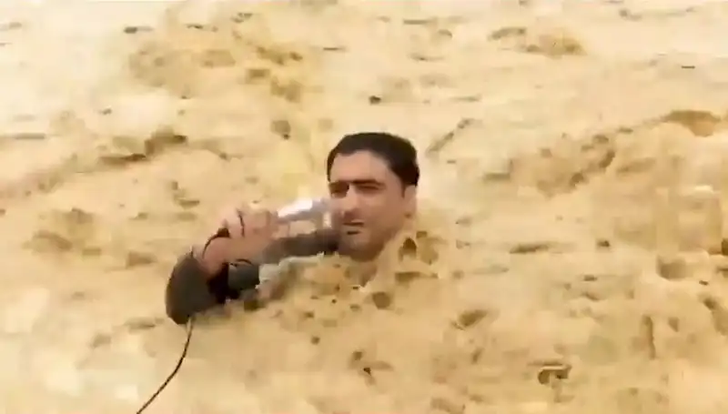 Yayın Sırasında Sel Sularına Kapılan Sunucu İle Şok Anlar!