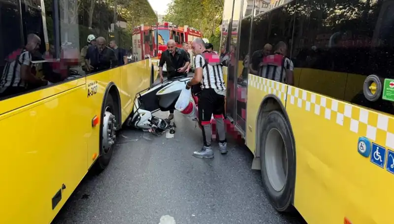 Motosiklet İETT Otobüslerinin Arasında Hızla Sıkıştı: O Anlar Kamerada!