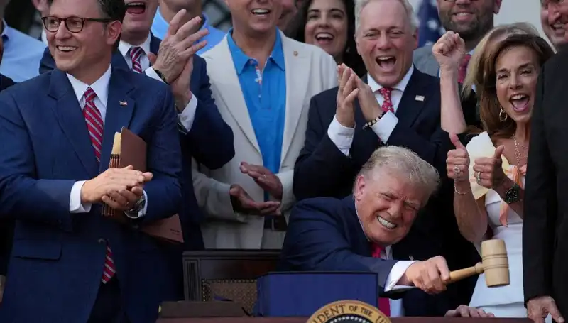 Trump'tan Ülkeyi Sarsacak "Büyük, Güzel Yasa Tasarısı" İmzası