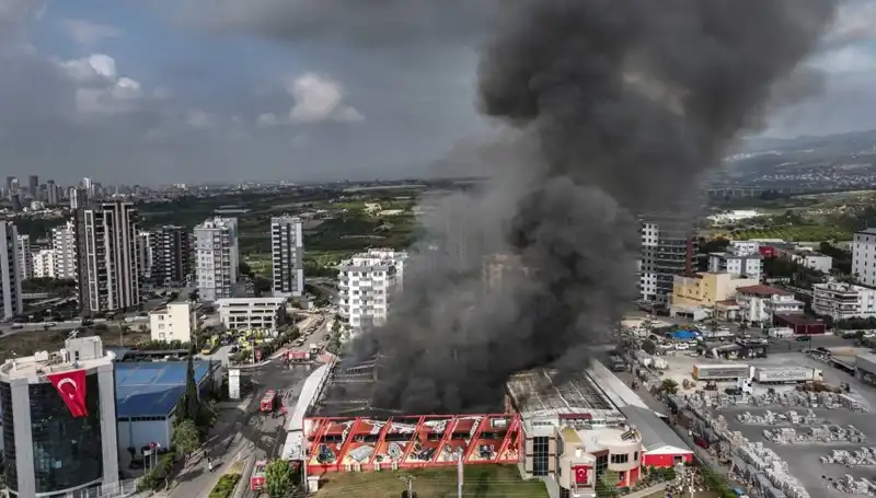 Mersin’de Fabrika Yangını: TOMA ile İtfaiye Ekipleri Seferber Oldu