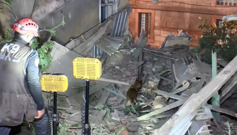 İstanbul'da Deprem Sonrası Çökme: Tüm Ayrıntılar ve Kurtarma Çalışmaları