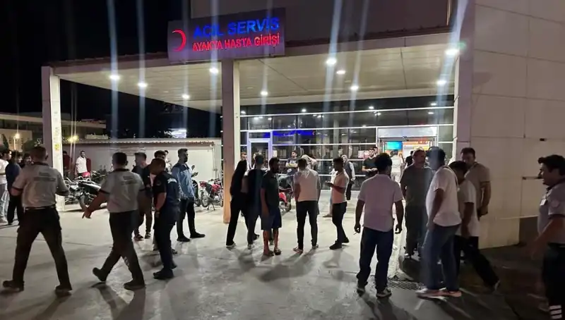 Acil Servis Önünde Yaşanan Tekme Tokat Kavga Gözleri Üzerine Çekti