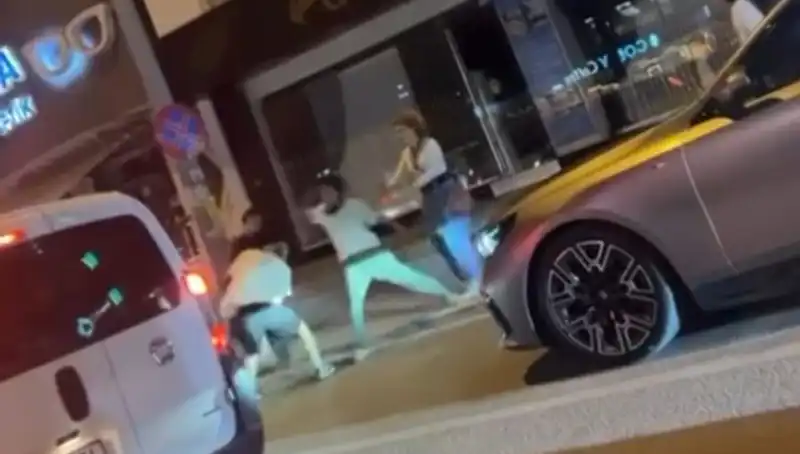 Caddelerde Boks Heyecanı: Yumruklar Havada Uçuştu!