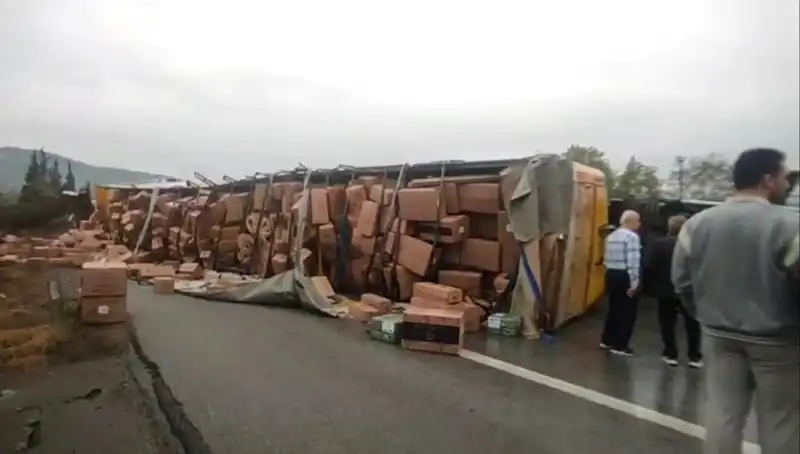 TEM Otoyolu'nda TIR Devrildi, Ankara Yolu Trafiğe Kapanmış Durumda!