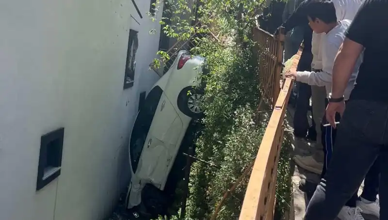 Kağıthane'de Korku Dolu Anlar: Araç Metrelerce Sürüklendi, Şok Edici Görüntüler