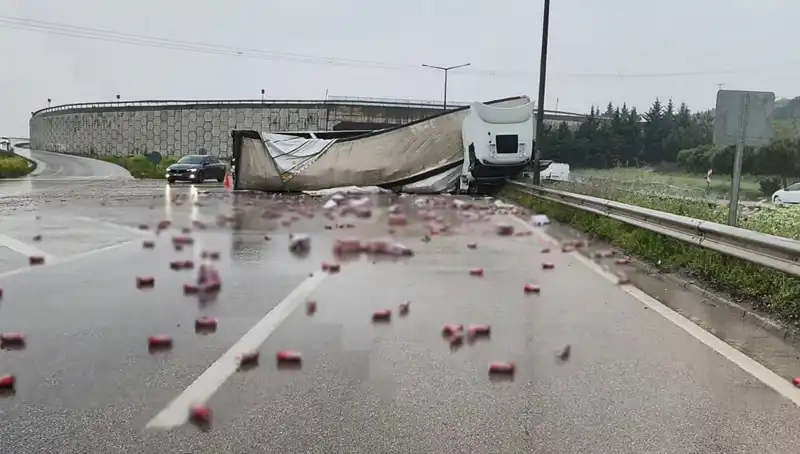 TIR Devrildi, Yolda İçki Seferberliği: Kaza Sonrası Neler Oldu?