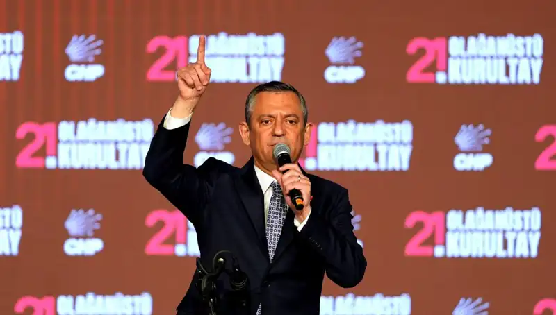 Özgür Özel'in "Cunta" İfadesi Mahkemeye Taşındı: Siyasi Tartışmalar Giderek Derinleşiyor