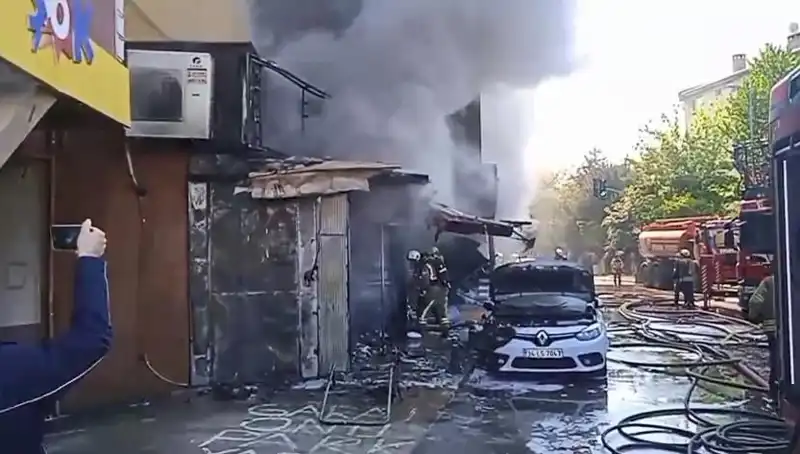 Ümraniye'deki Hediyelik Eşya Dükkanında Yangın: Korku Dolu Anlar