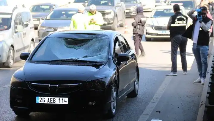 Polis Kimlik Sordu, Genç Adam Köprüden Atlayıp Aracın Üzerine Düştü!