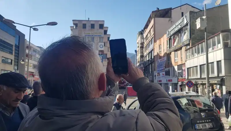 Çatıdaki Cesur Gösteri: Yarışan Kişiler Kemerleri Kuşandı