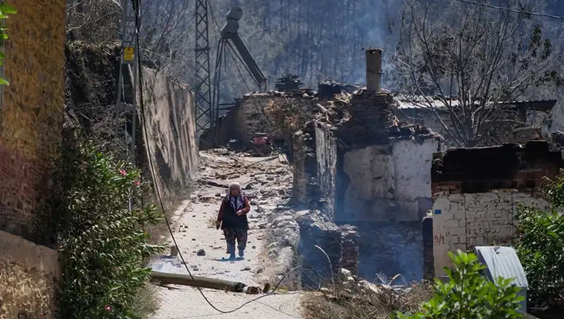 İzmir ve Bilecik'teki Yangınlar: 415 Bina Küllere Döndü