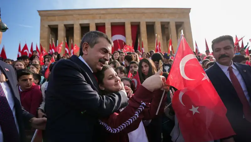 Bakan Tekin, Anıtkabir'de Çocuklarla Tarihi Bir Günü Paylaştı