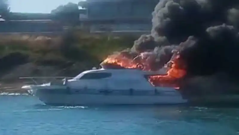 Çeşme Marina'da Yangın: Motoryat Alev Alev Yandı, Sebebi Ne?