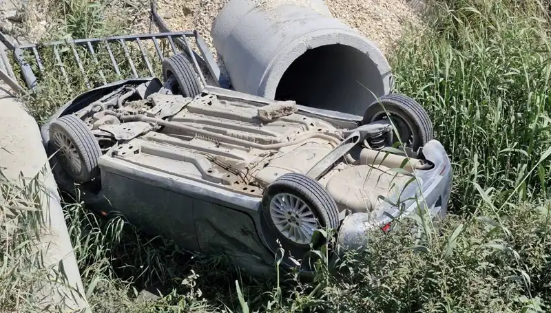 Pikap ile Çarpışan Araç Su Kanalına Devrildi: Yaralılar Var!
