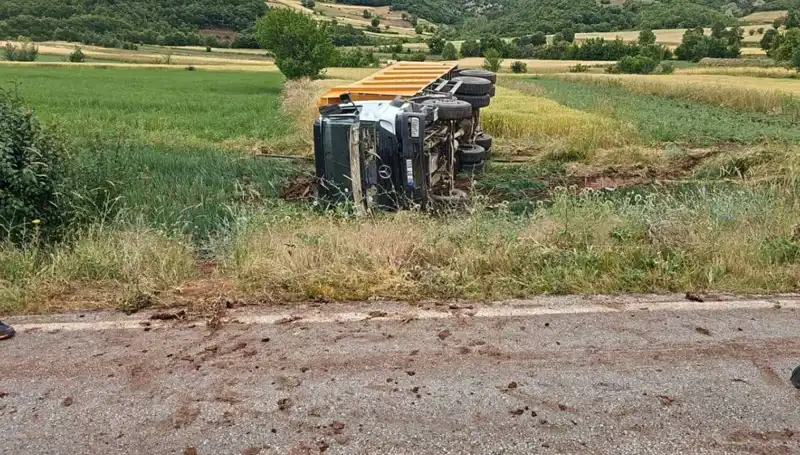 Tokat’ta Devrilen Kamyonun Şoförü Hayatını Kaybetti: Feci Kaza