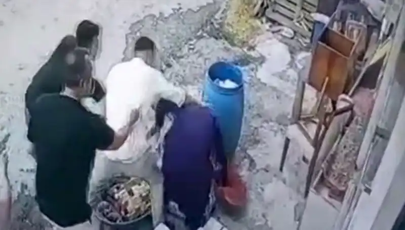 Başakşehir’de Baba ve Oğulun 'Bidon' Kavgası, 58 Yaşındaki Kadını Hedef Aldı