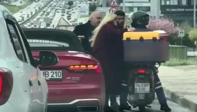 D-100'de Korkunç Olay: Motokuryeye Silah Çeken Tartışma Kameralarda